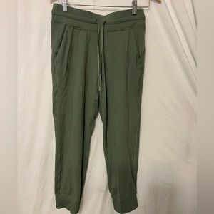 Lululemon Women’s Green Joggers size 6